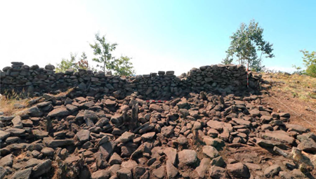 Vista del muro contemporáneo sobre el derrumbe altomedieval (fotografía de los autores).