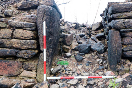 Imagen de la puerta del yacimiento, tal y como estaba conservada en 2018, cuando se documentó durante la prospección del lugar (fotografía de los autores).
