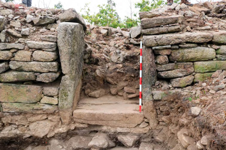 Imagen de la puerta tras la excavación (fotografía de los autores).