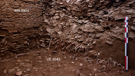 En el centro, estrato de galbos de ánforas identificado como muro de fachada desplomado (UE 3045). A la izquierda, muro en panzas de ánfora en pie (MR 3004) (fotografía I. González Tobar. LabEx Archimède ©).